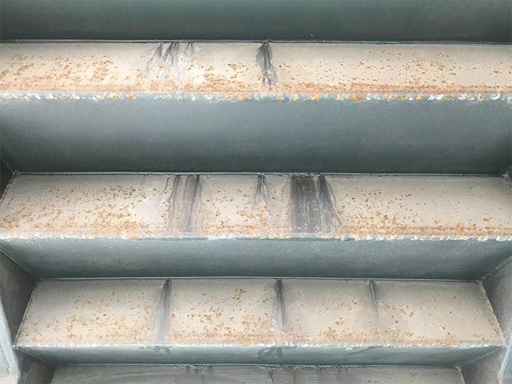 施工前の階段のお写真です。<br />
色あせや汚れが目立っています。